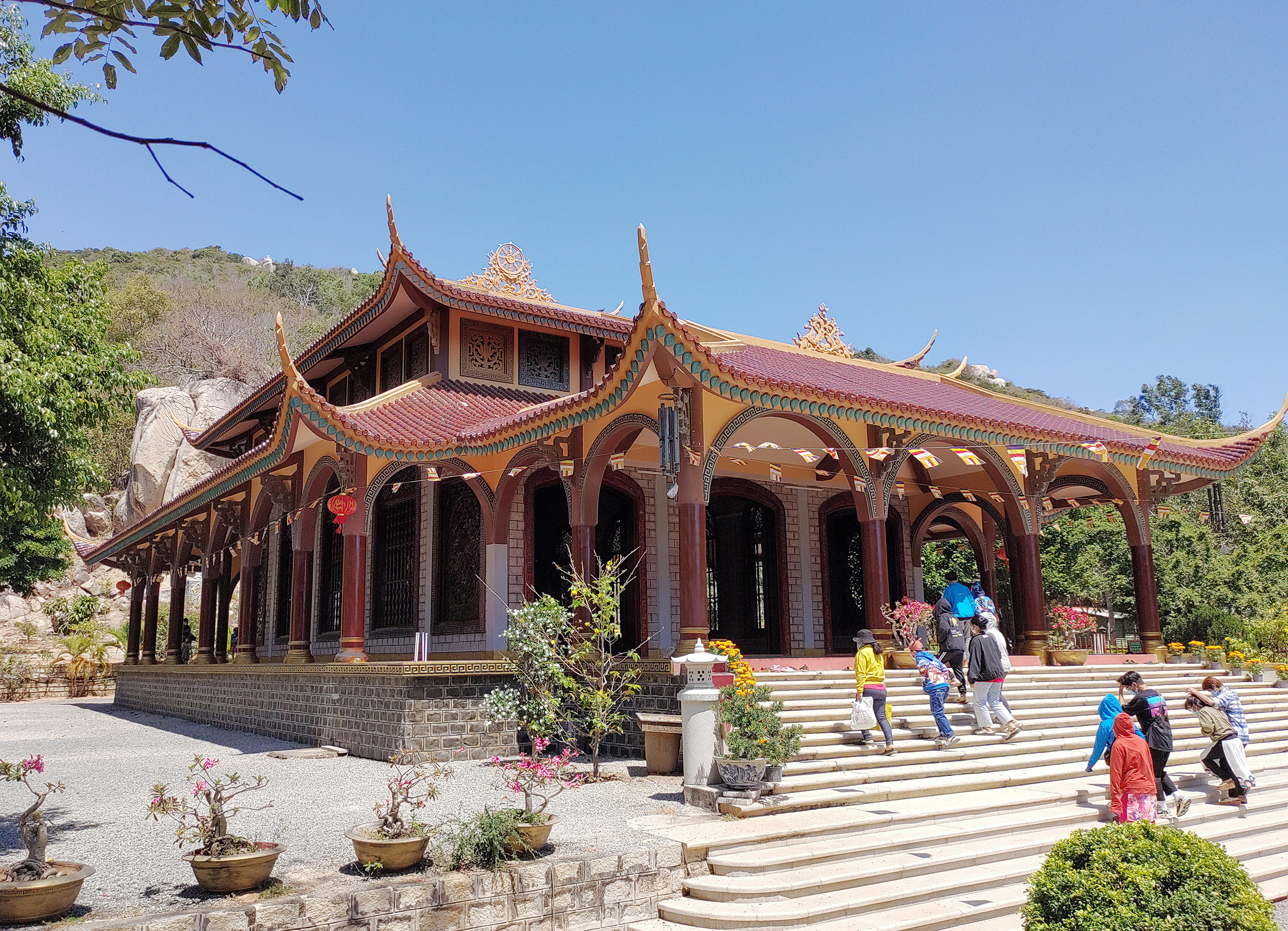 images1649908_toan_canh_ngoi_chua